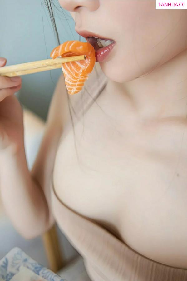   [XiuRen]高清写真图 2025.08.22 No.10678 刘婷婷 肉色连衣裙第41张图片